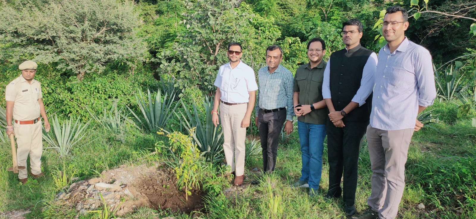 जिला कलक्टर ने किया उबेश्वर क्षेत्र का दौरा -एनिकट व टै्रकिंग पाथ का निरीक्षण