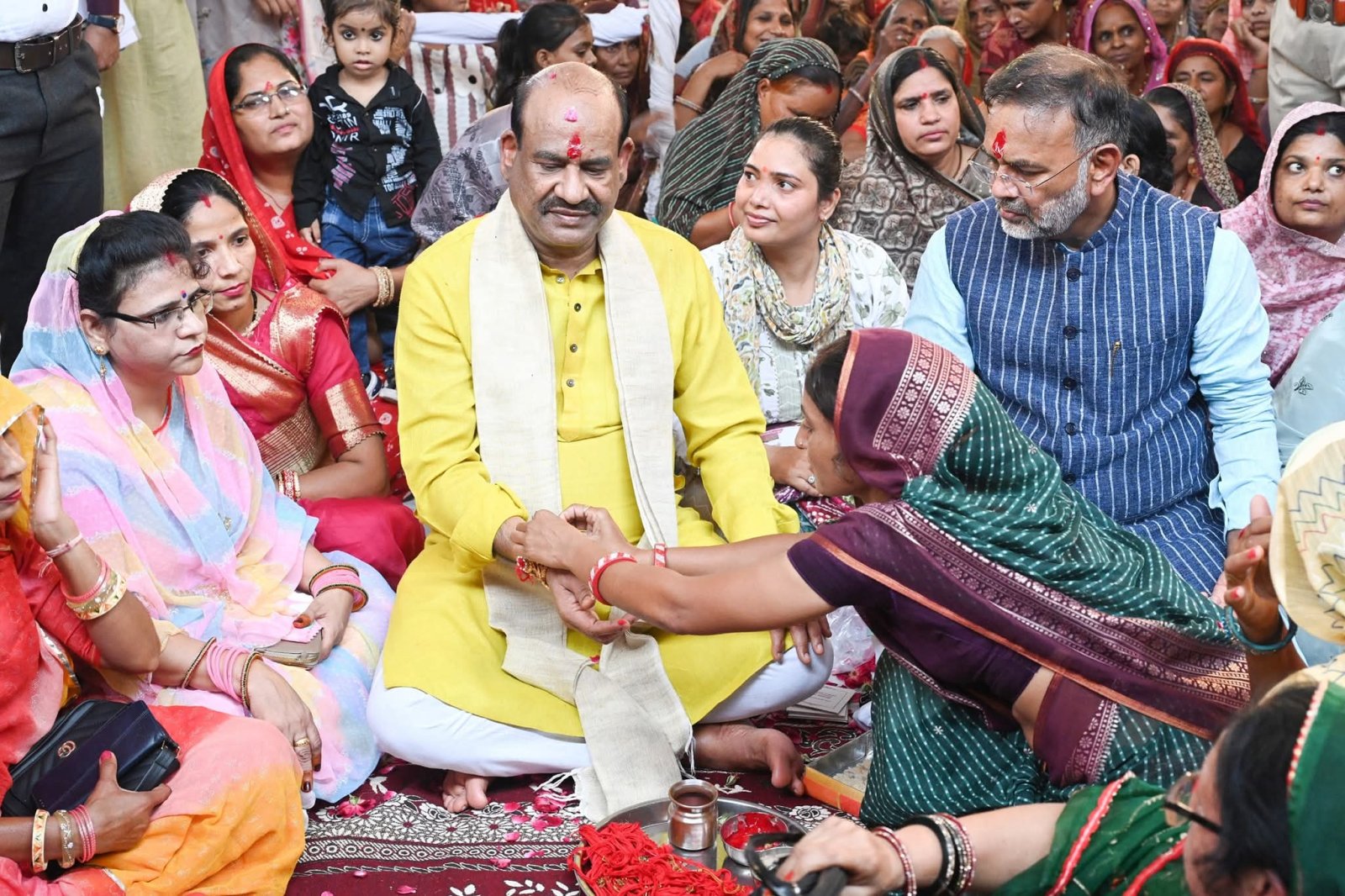 स्पीकर बिरला और ऊर्जा मंत्री नागर ने ‘‘लाड़ली बहनों’’ से बंधवाई राखी