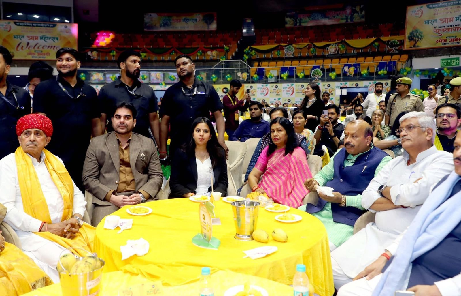 दिल्ली में लगा रसीले और मीठे आमों का अद्भुत मेला -400 से अधिक सांसद, केंद्रीय मंत्री, न्यायाधीश, डिप्लोमेट्स, अधिकारी और विशिष्ट व्यक्तियों ने लिया भाग
