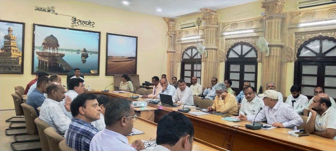 जिला कलक्टर की अध्यक्षता में साप्ताहिक समीक्षा बैठक आयोजित, सभी विभागीय अधिकारी आवंटित लक्ष्यों को समयबद्व करें पूर्ण -जिला कलक्टर