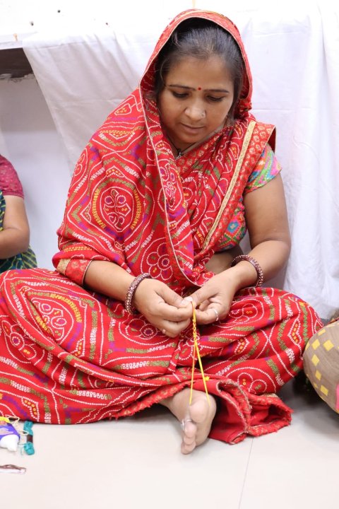 सखी बहनों की बनाई राखी से सजेगी भाइयों की कलाई