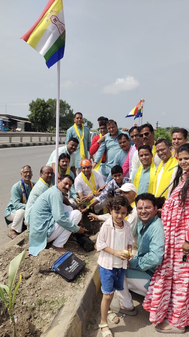 मूलनायक भगवान पर किया सर्व औषधियक्त 108 कलश से अभिषेक,पृक्षरोपण यात्रा निकाल किया 61 पौधों का पौधरोपण