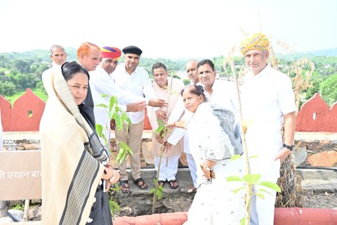 पूर्व मंत्री खेमराज कटारा की पुण्यतिथि पर मूर्ति स्थल पर किया वृक्षारोपण 