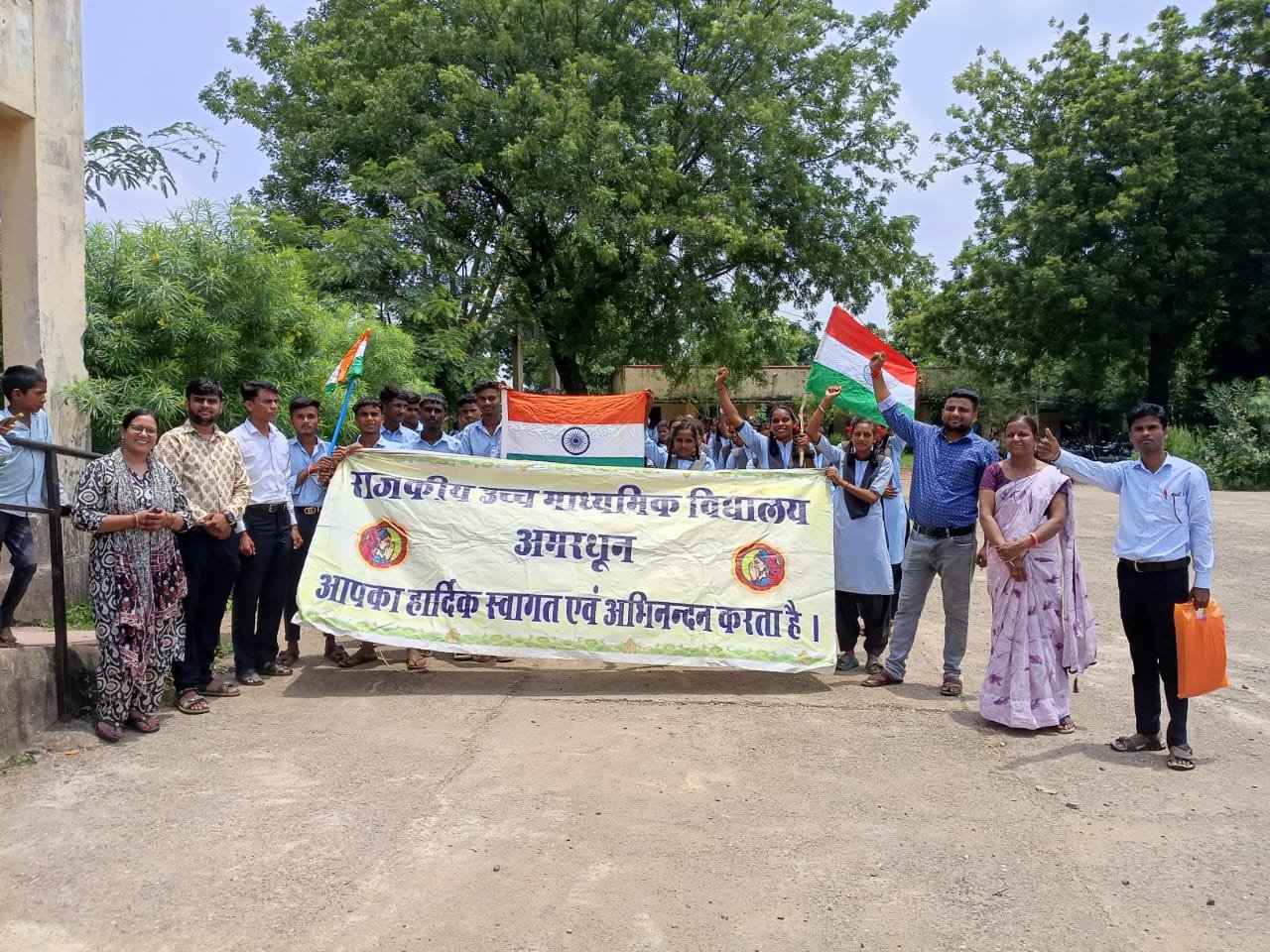 हर घर तिरंगा रैली में देश भक्ति गीतों पर झूमे विद्यार्थी