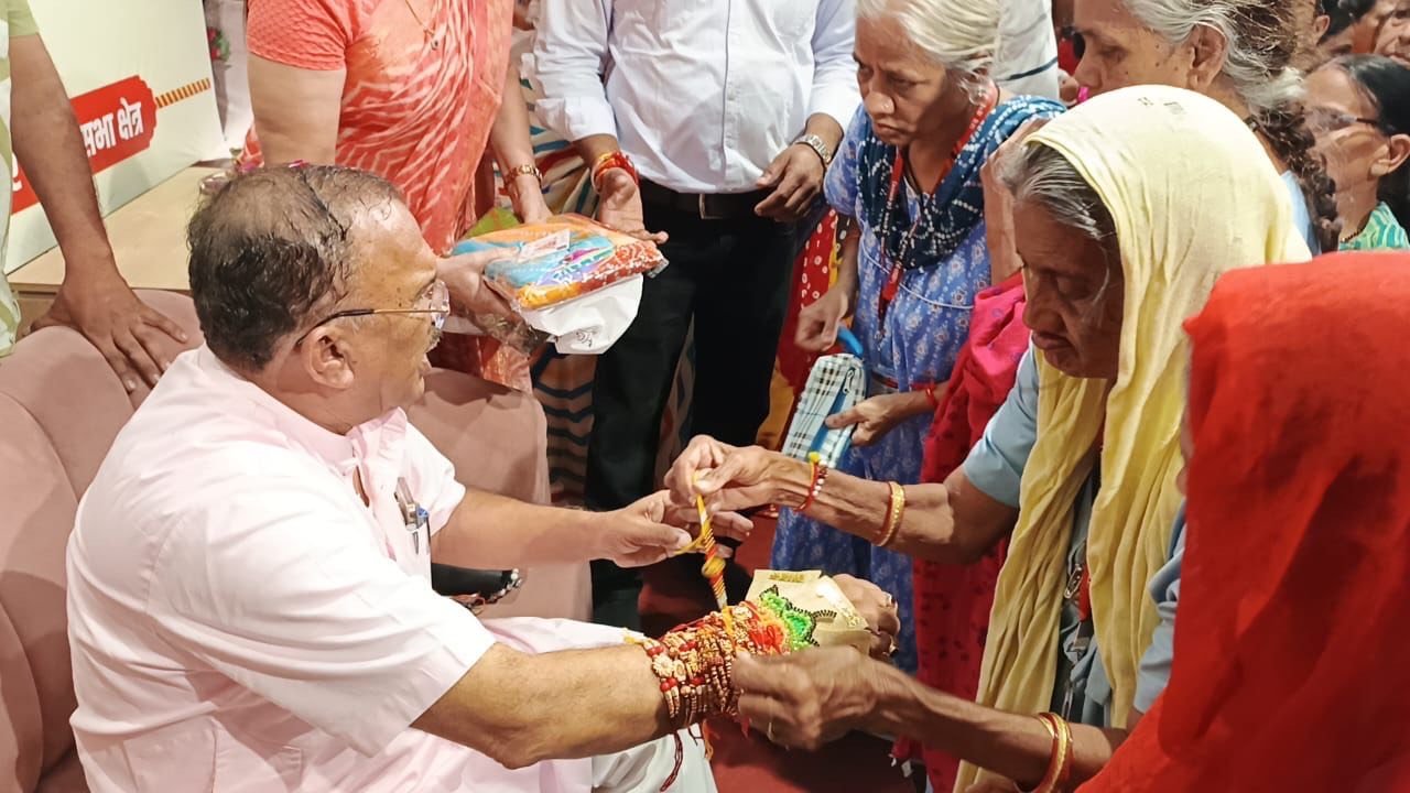 विधानसभाध्यक्ष वासुदेव देवनानी को राखी बांधने उमड़ी महिलाएं, देवनानी बोले- मातृशक्ति भारत की शक्ति