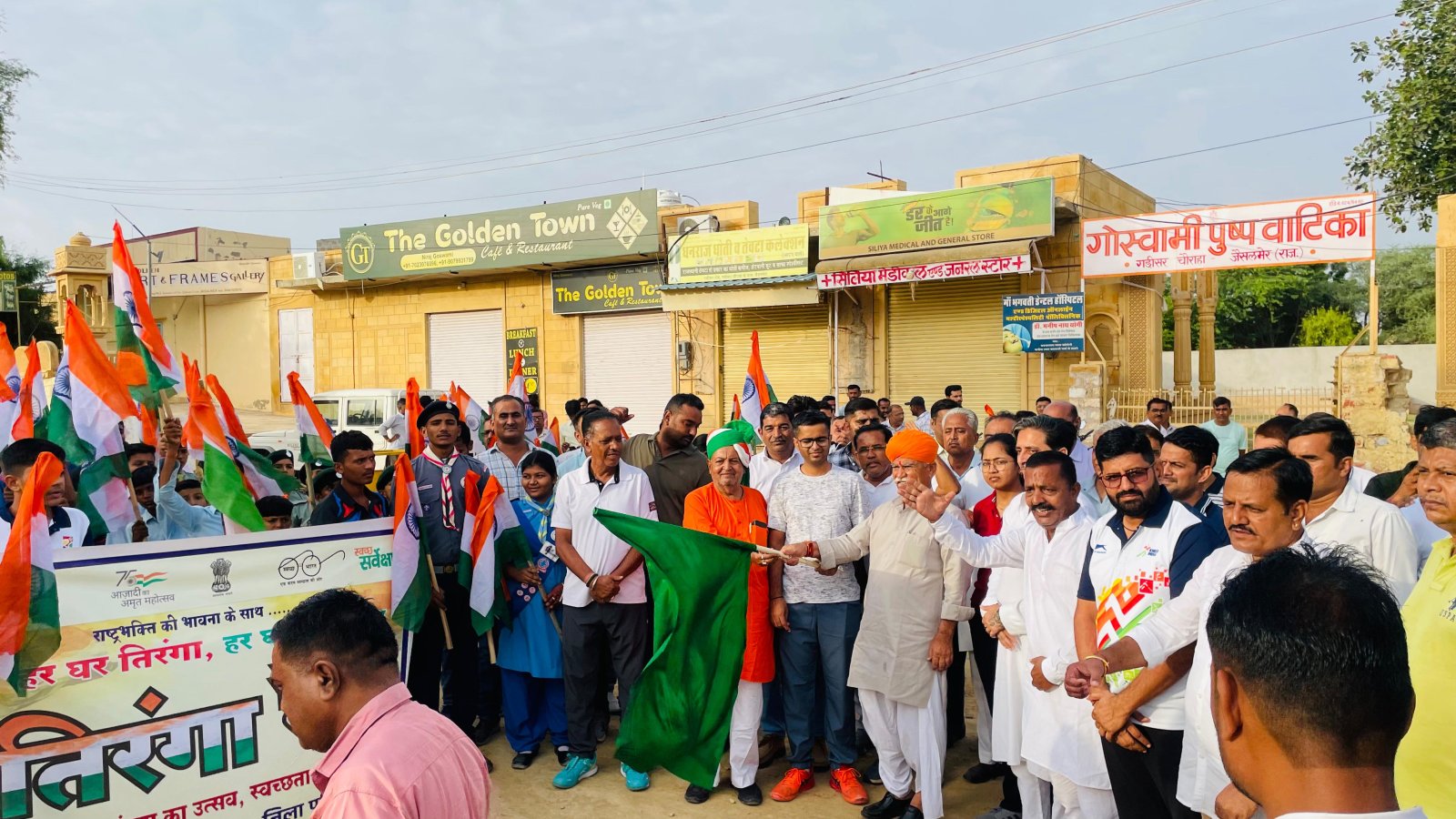 हर घर तिरंगा अभियान गड़ीसर सरोवर से हनुमान चौराहे तक भव्य तिरंगा यात्रा का आयोजन तिरंगा यात्रा को जैसलमेर विधायक एवं जिला कलक्टर