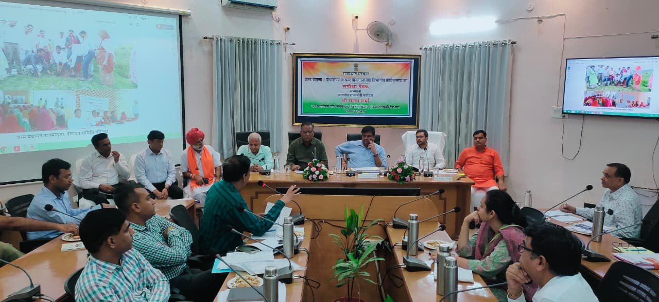 वन एवं पर्यावरण मंत्री ने ली समीक्षा बैठक ग्रामवासियों को जंगल से जोड़ें, तभी रहेगा पारिस्थितिकी संतुलन - वन मंत्री श्री संजय शर्मा