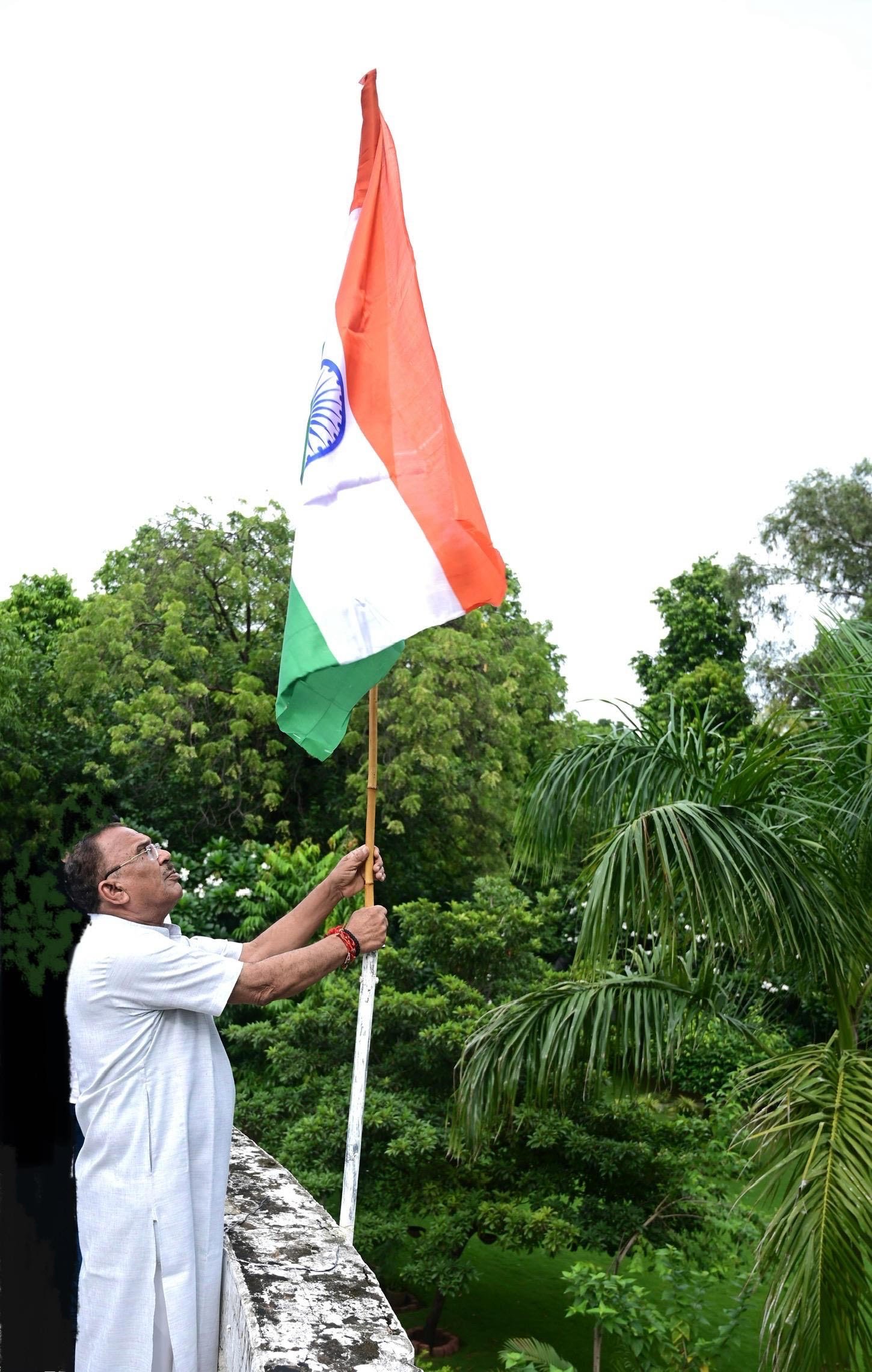 विधानसभा अध्यक्ष वासुदेव देवनानी ने जयपुर में अपने राजकीय आवास पर तिरंगा फहरा हर घर तिरंगा अभियान में की भागीदारी