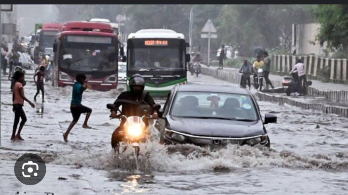 दिल्ली में गुरुवार को भारी बारिश से देश की राजधानी का हाल हुआ बेहाल