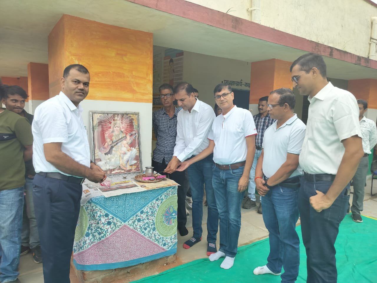 रोटरी क्लब मेवाड़ ने विद्यालय में 100 टेबल एवं स्टूल देने की घोषणा