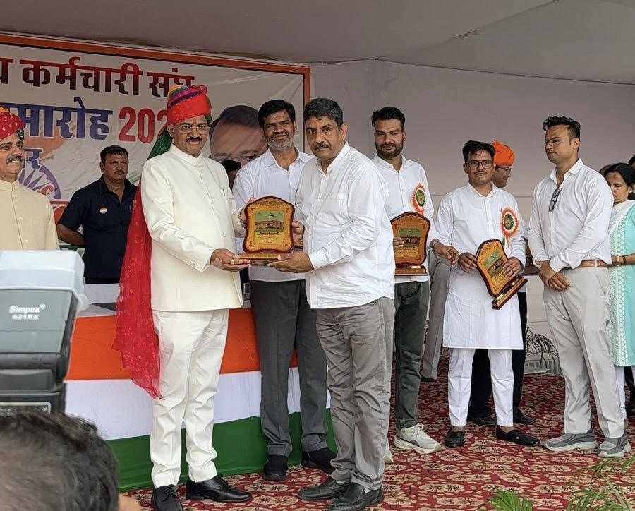 उप मुख्यमंत्री डॉ प्रेम चन्द बैरवा ने डॉ पीयूष त्रिवेदी को प्रशस्ति पत्र देकर सम्मानित किया