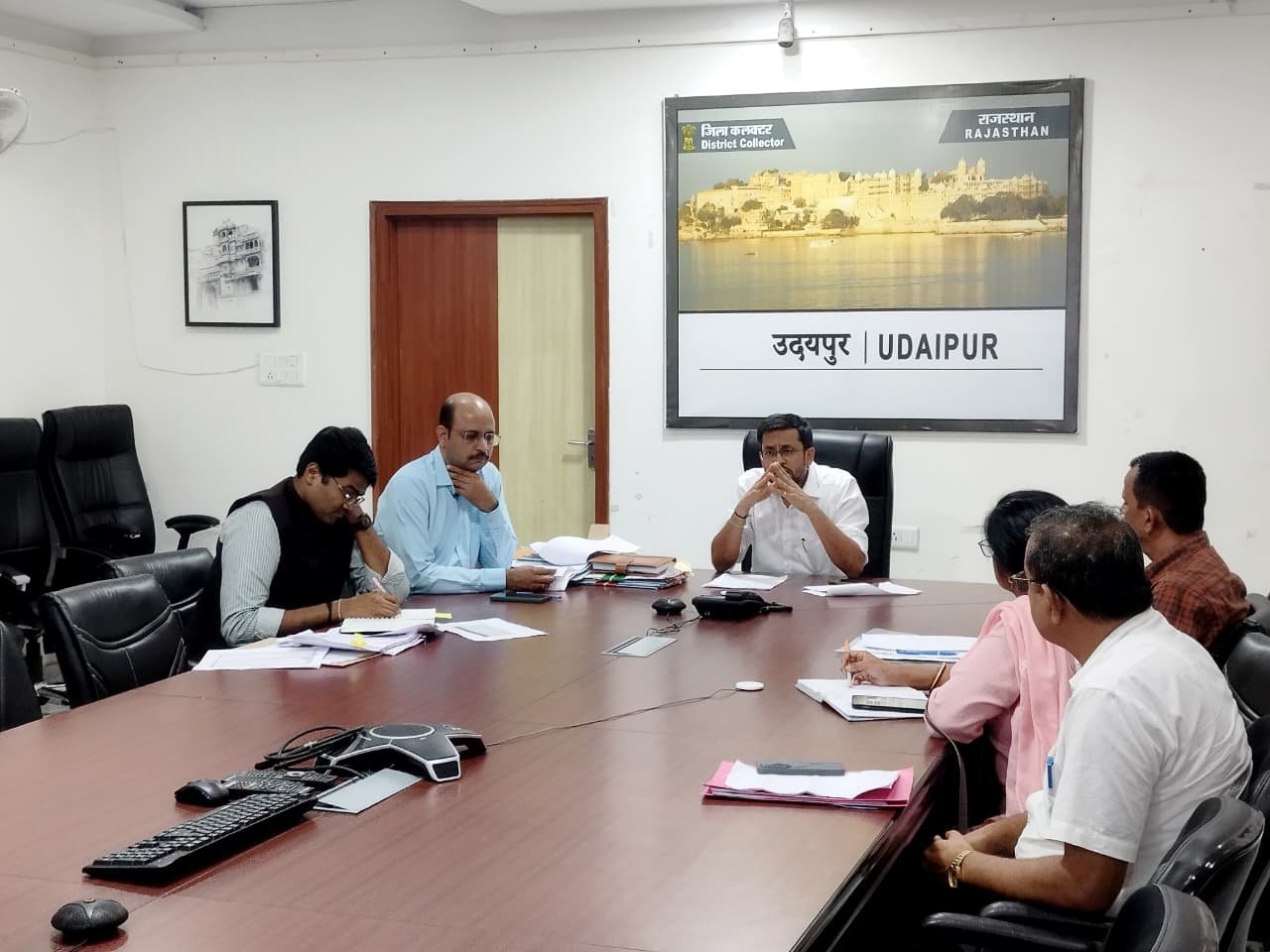 जर्जर भवनों को चिन्हित कर ध्वस्त करने की करे कार्यवाही, सर्वे कार्यों में लाए तेज़ी : जिला कलेक्टर