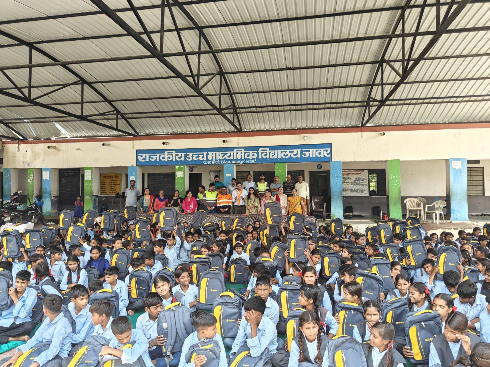 300 विद्यार्थियों को निःशुल्क स्टेशनरी एवं बैग वितरित