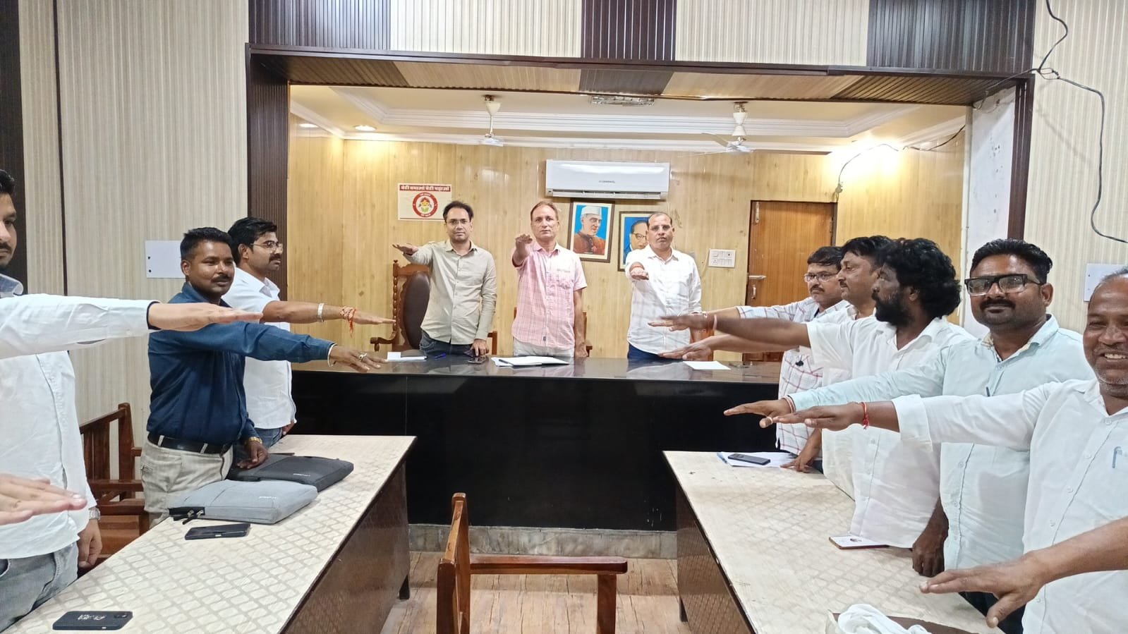 नगर परिषद आयुक्त की मौजूदगी में समस्त सफाई निरीक्षकों ने शहर की सम्पूर्ण रूप से सफाई व्यवस्था करवाने एवं शहर को स्वच्छ रखने हेतु ली शपथ।