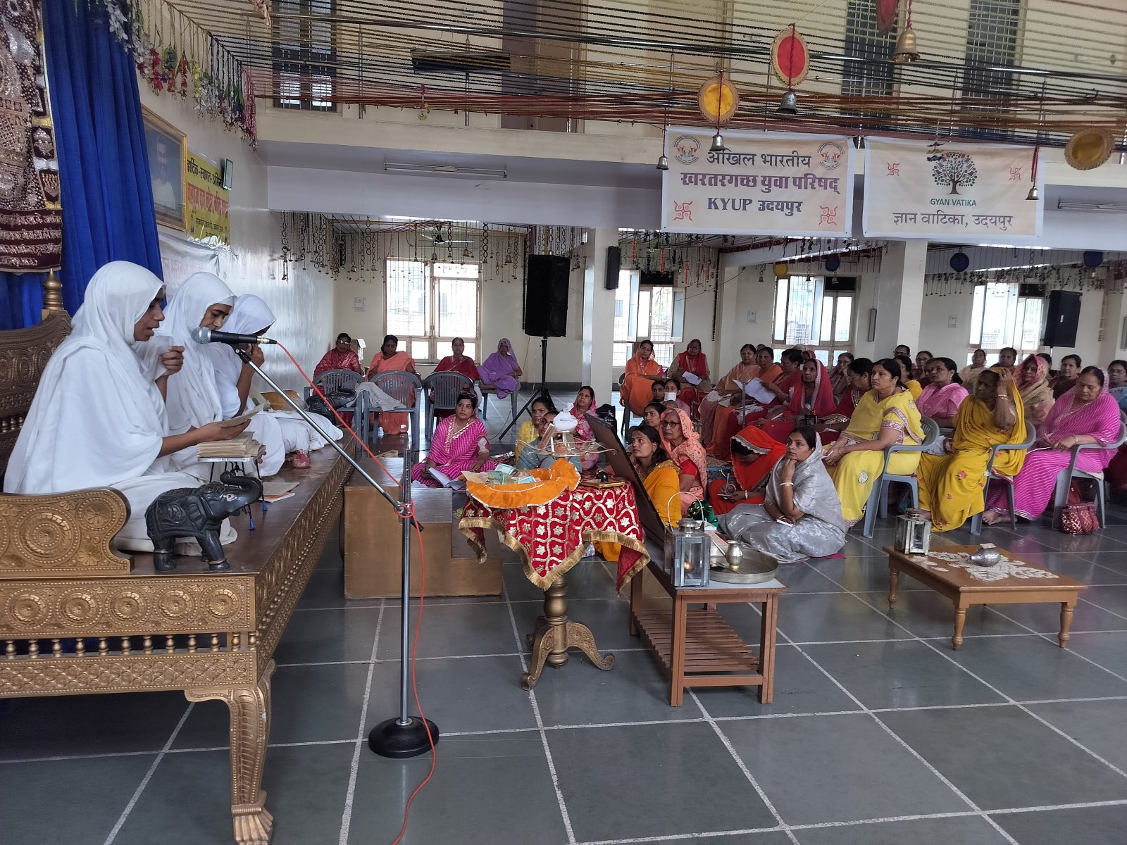 दादाबाड़ी में शास्त्र कल्पसूत्र बोहरायें