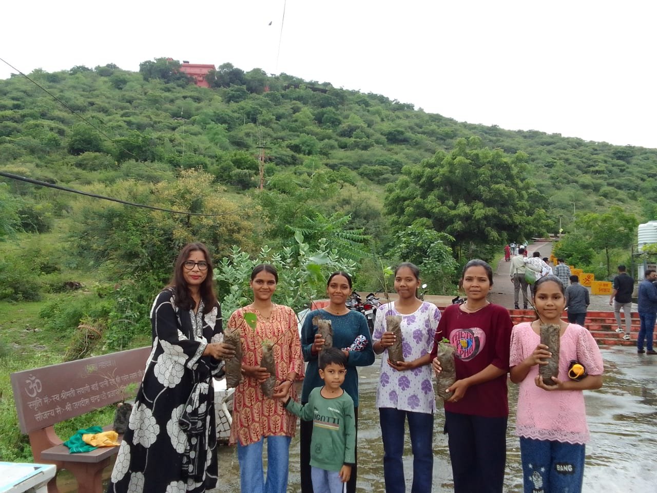 गुप्तेश्वर महादेव मंदिर की पहाडियों पर राहडा फाउंडेशन ने चलाया सघन वृक्षारोपण अभियान