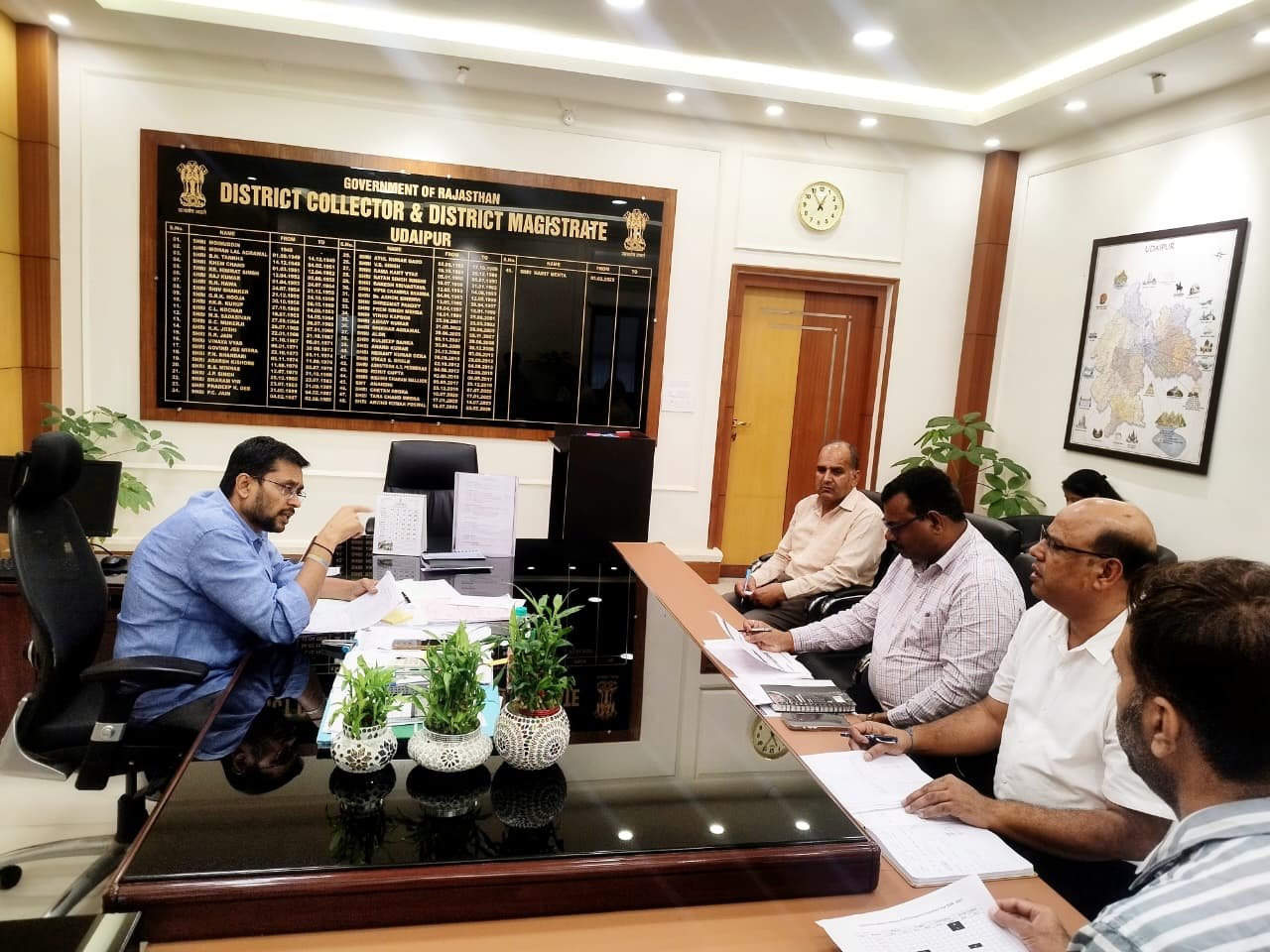 जिला कलक्टर ने ली साप्ताहिक समीक्षा बैठक