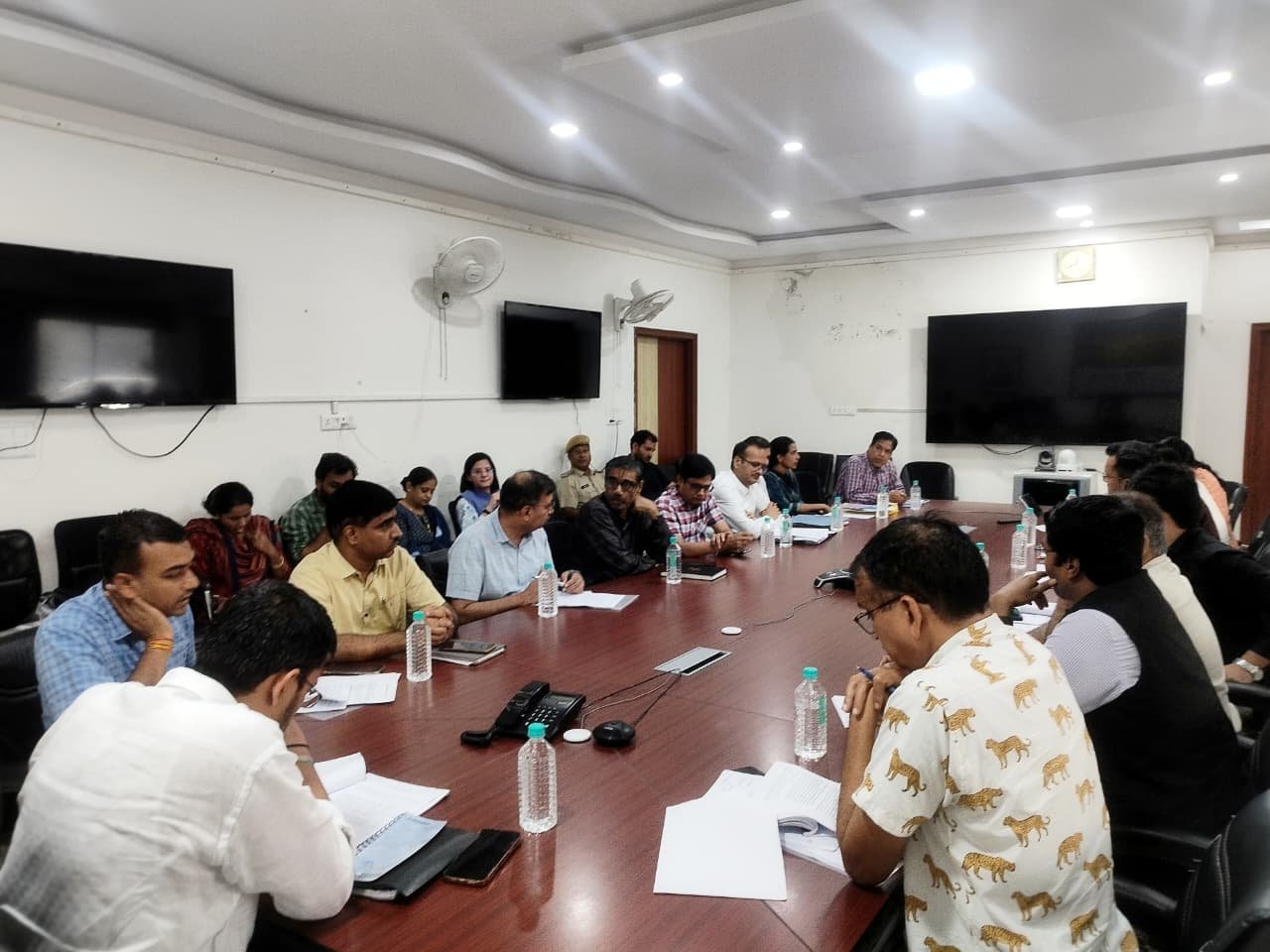त्रैमासिक बैठक नियम तोड़ने वालों पर सख्त कार्रवाई हो - जिला कलेक्टर मेहता