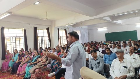 डीजीपी राजीव कुमार शर्मा ने डूंगरपुर के देवल में सीएलजी सदस्यों व आमजन से किया संवाद
