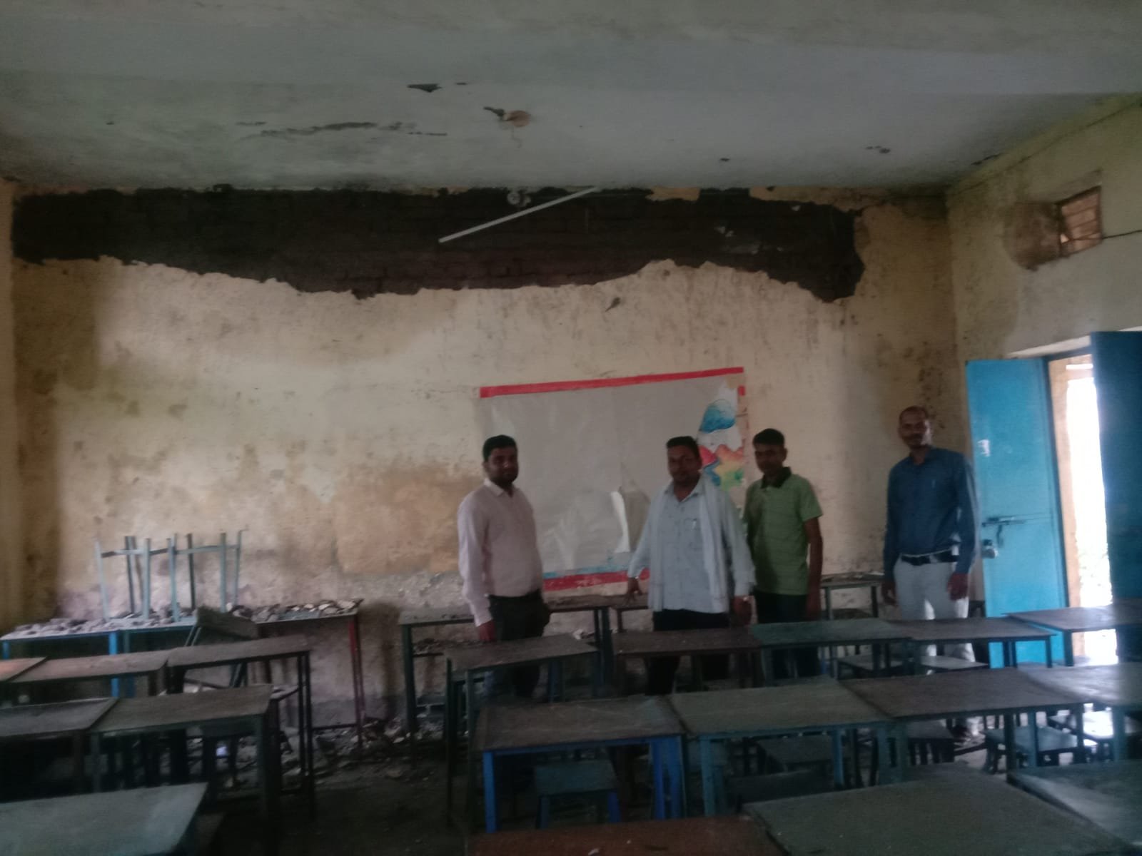 प्रार्थना के वक्त कमरे का प्लास्टर गिरा, विद्यालय अमरथून में हड़कंप