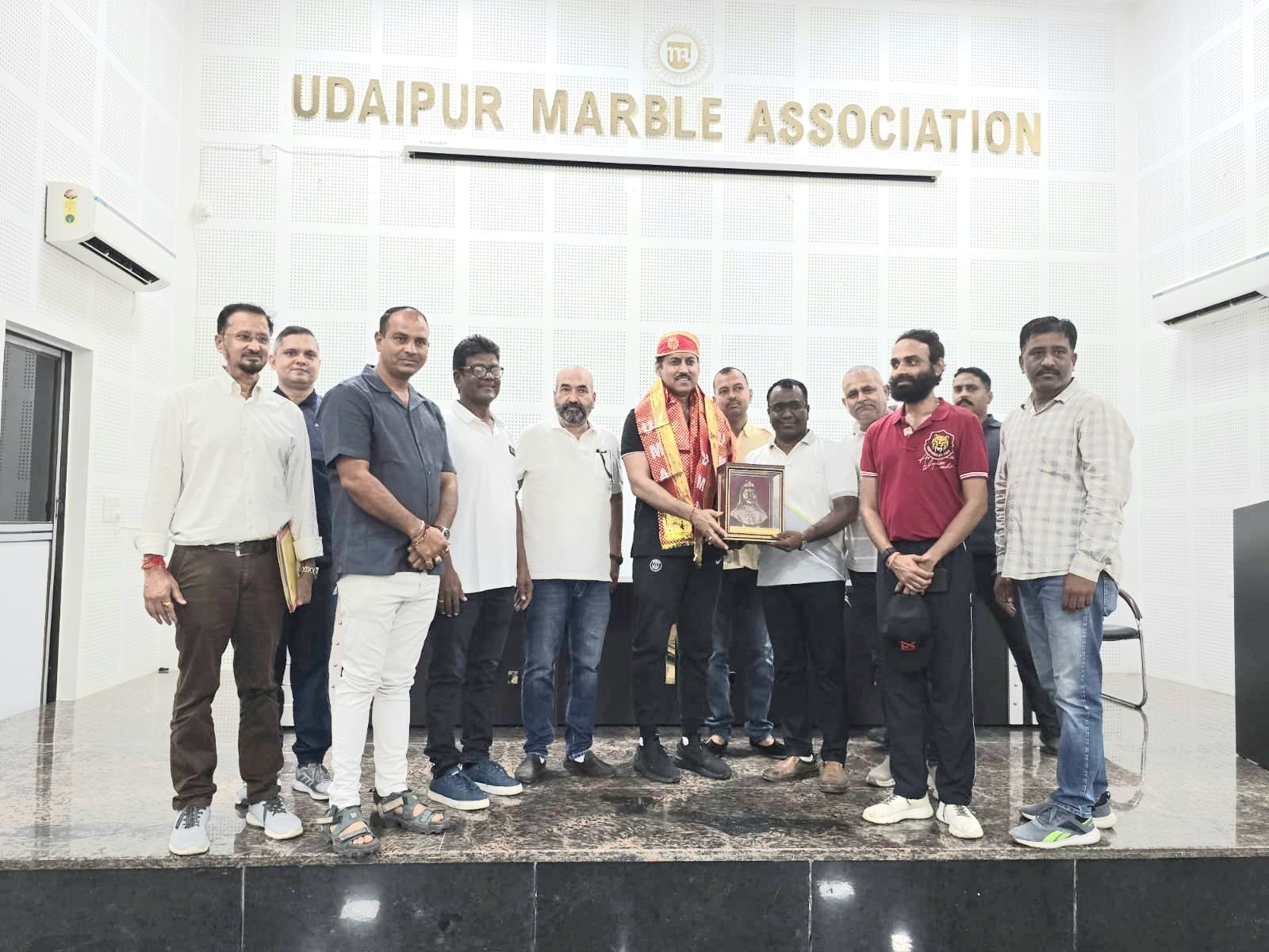 उद्योग मंत्री राज्यवर्धन सिंह मार्बल एसोसिएशन पंहुचे, मार्बल उद्योग पर चर्चा कर समाधान हेतु आश्वस्त किया