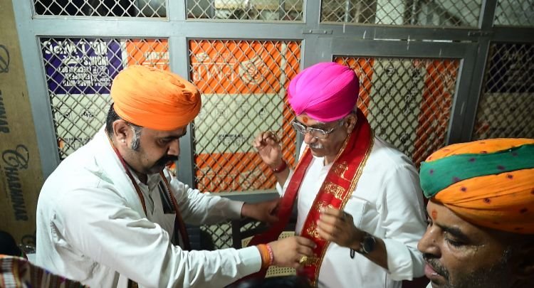 गजेंद्र सिंह शेखावत ने बाबा रामदेव जी की समाधि पर किए दर्शन