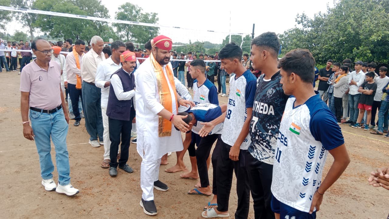 बाठरडा खुर्द में जिला स्तरीय वॉलीबॉल प्रतियोगिता शुरू