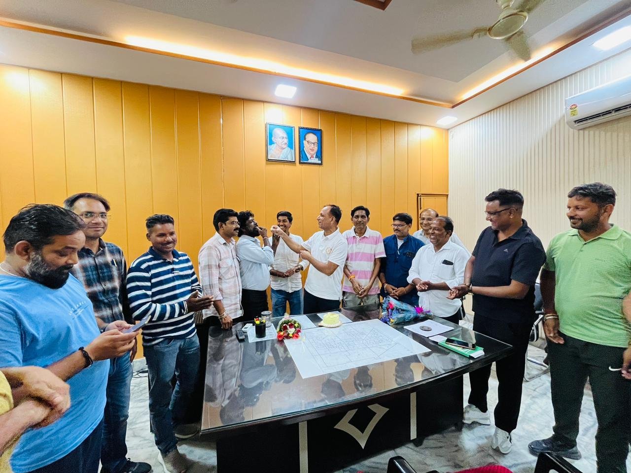 नगर परिषद आयुक्त रविन्द्र सिंह यादव का जन्मदिन मनाया