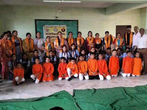 सुभाष शाखा ने तीन विद्यालयों में आयोजित किया गुरु वंदन छात्र अभिनंदन कार्यक्रम