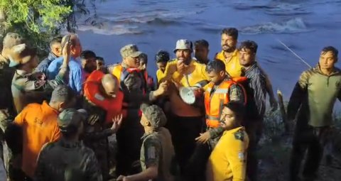 आयड़ नदी के बीच फसे युवक को सफलतापूर्वक बचाया