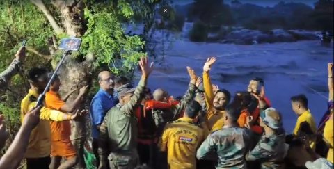 आयड़ नदी के बीच फसे युवक को सफलतापूर्वक बचाया