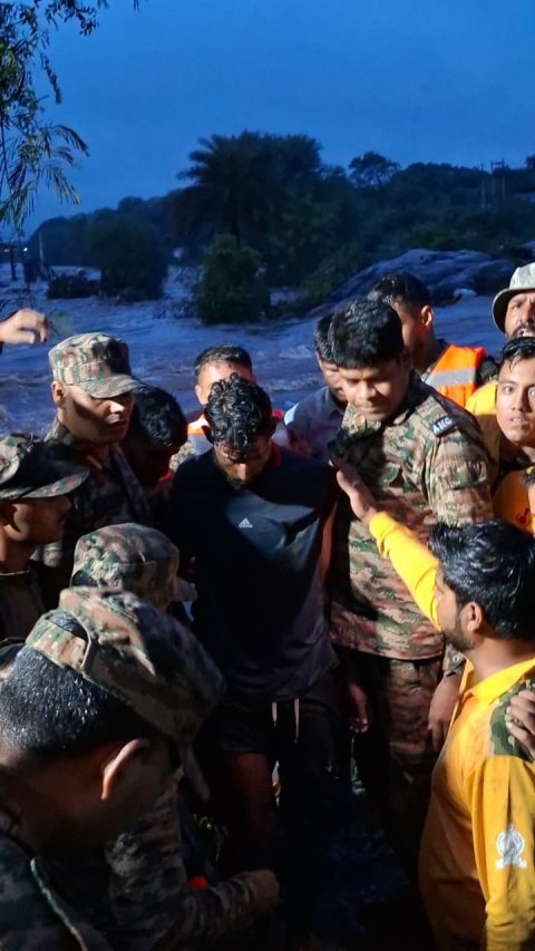 INDIAN ARMY RESCUES STRANDED INDIVIDUAL USING DRONES IN AYAD RIVER, UDAIPUR