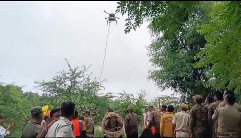 भारतीय सेना ने उदयपुर की अयाद नदी में फंसे व्यक्ति को ड्रोन की मदद से बचाया