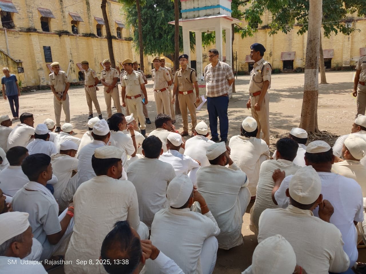 केन्द्रीय कारागृह उदयपुर का कुलदीप शर्मा एडीजे एवं सचिव जिला विधिक सेवा प्राधिकरण उदयपुर ने किया साप्ताहिक निरीक्षण, बंदीजन ने की शिकायते।