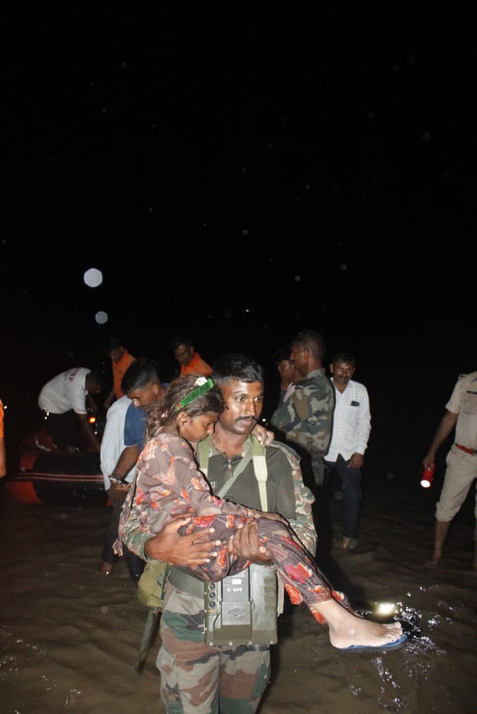 INDIAN ARMY RESCUES 21 VILLAGERS IN DASURIYA VILLAGE OF BARMER DISTRICT AMIDST TORRENTIAL RAINS