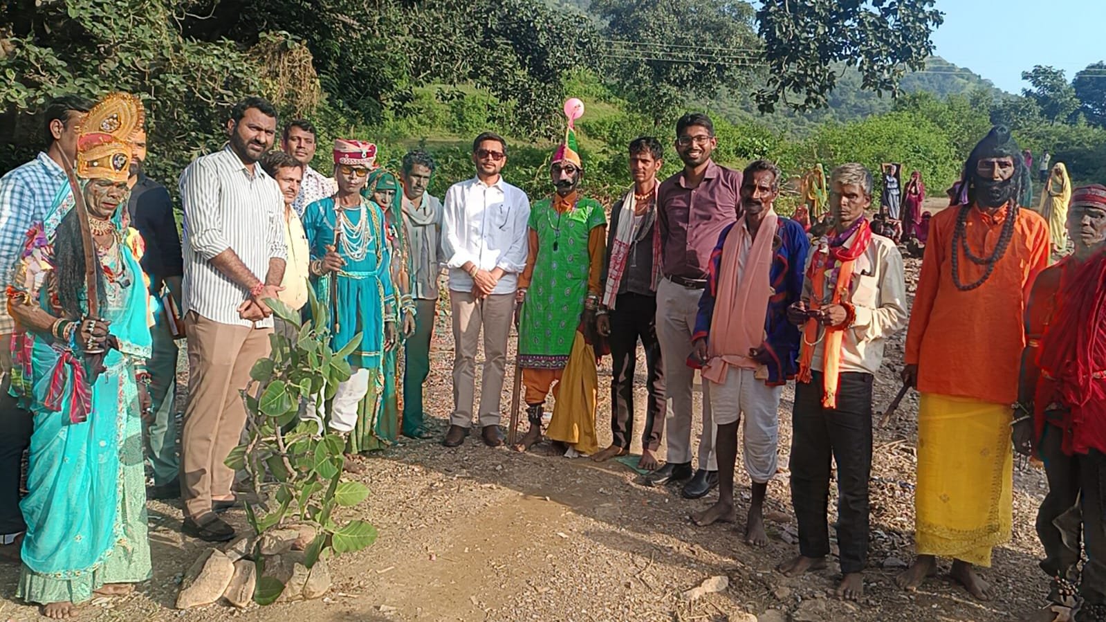 जिला कलक्टर को भाया लोक रंग गाड़ी रुकवा कर गवरी देखने उतरे कलक्टर