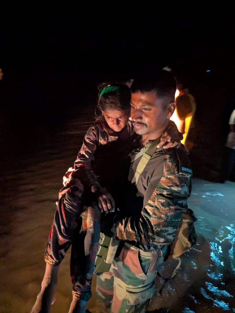 मूसलाधार बारिश के बीच भारतीय सेना ने बाड़मेर जिले के दासुरिया गांव में 21 ग्रामीणों को बचाया