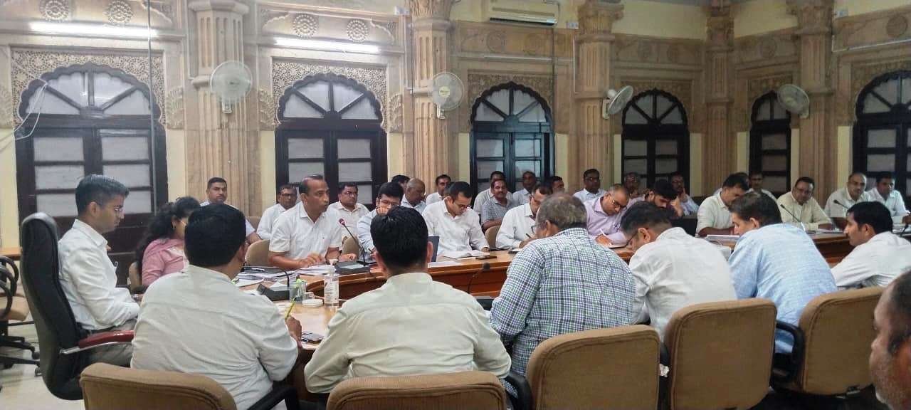 जिला कलक्टर ने की शहरी एवं ग्रामीण सेवा शिविर तैयारियों की समीक्षा बैठक
