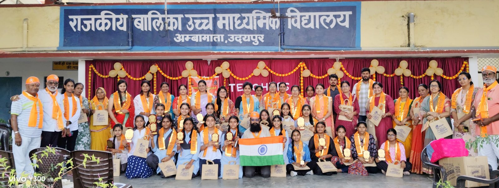 शिक्षक एवम् छात्राओं का सम्मान किया