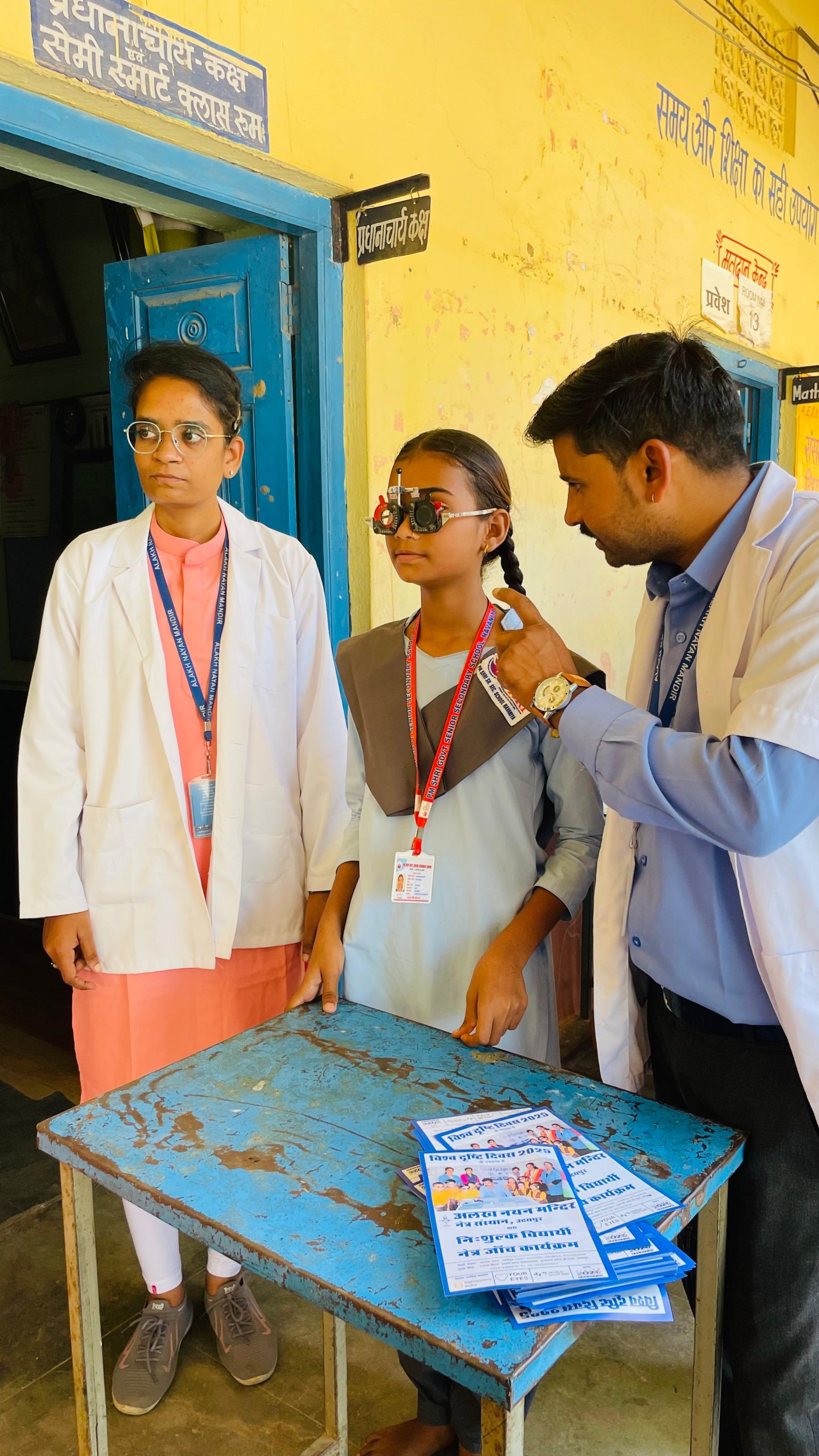 विश्व दृष्टि दिवस के अवसर पर अलख नयन मंदिर आई इंस्टीट्यूट द्वारा विद्यालयों में नेत्र परीक्षण शिविर आयोजित