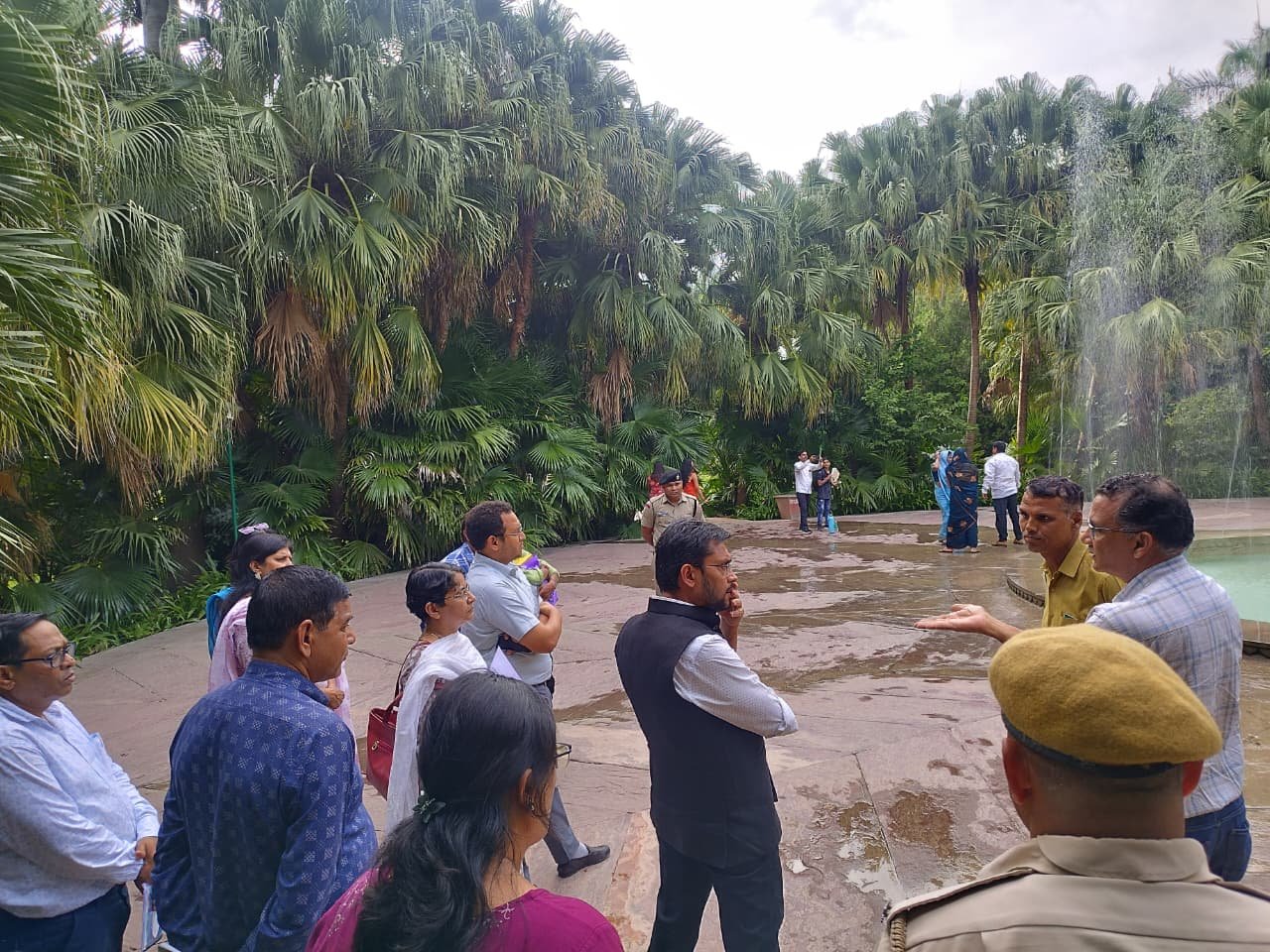जिला कलेक्टर ने किया सहेलियों की बाड़ी का अवलोकन