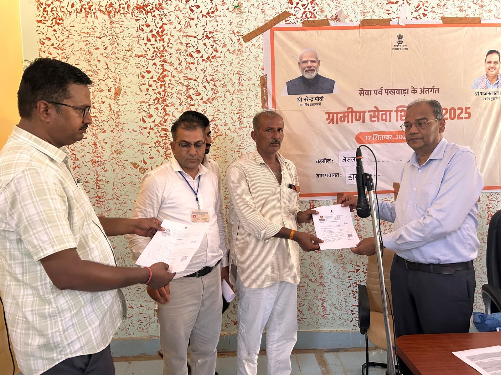 सफलता की कहानी-3  ग्रामीण सेवा शिविर-2025  मंगला पशु बीमा योजना के तहत किया गया पॉलिसियों का वितरण