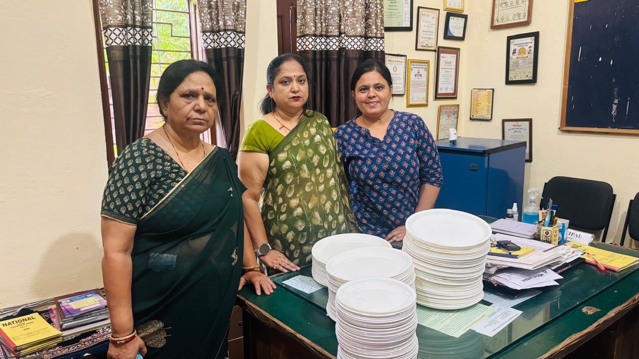 महिला मंडल स्कूल के हाॅस्टल में क्राॅकरी भेंट