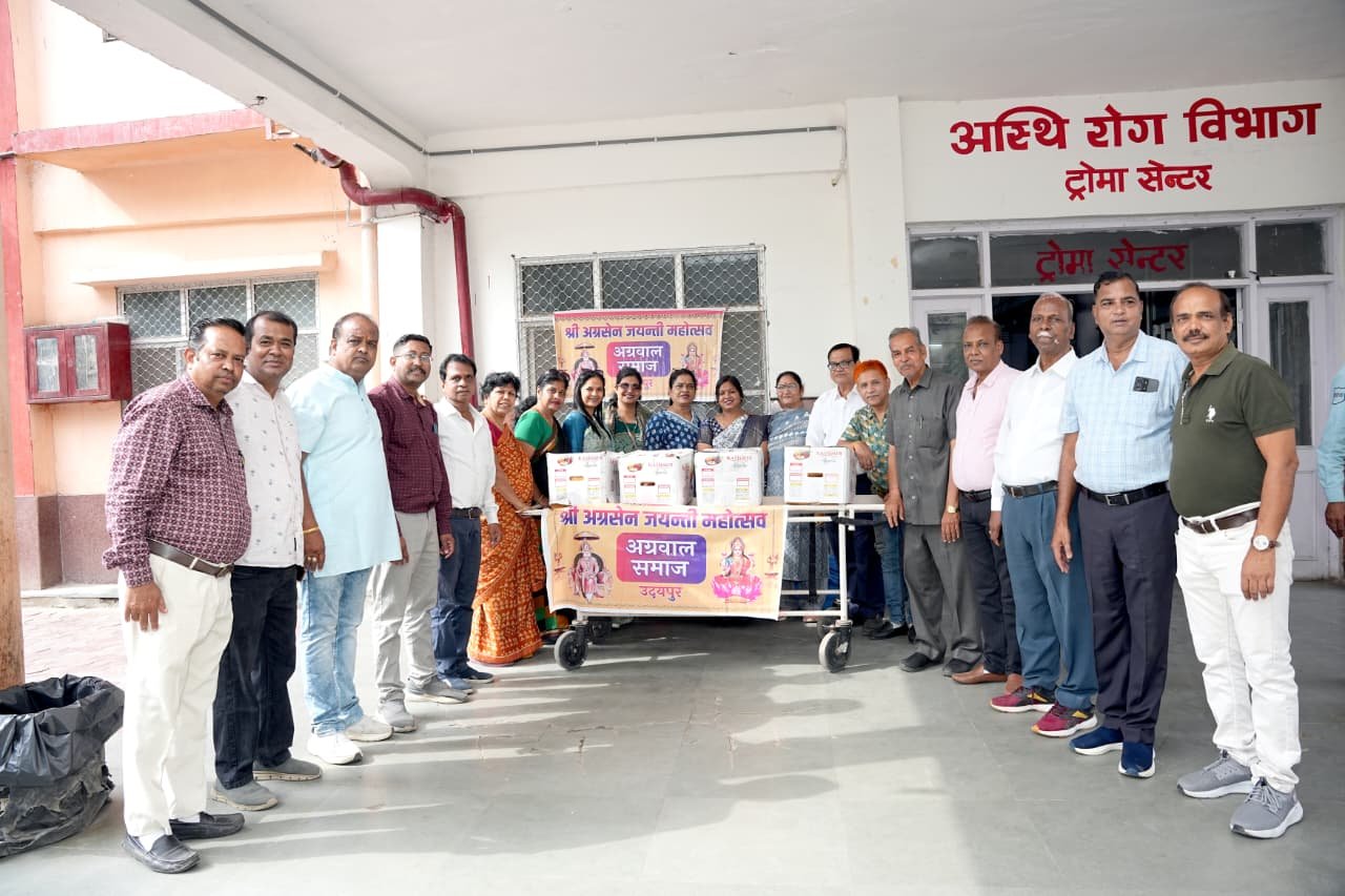 अग्रसेन जयंती के उपलक्ष में एमबी हॉस्पीटल में मरीजों को किए फल वितरण