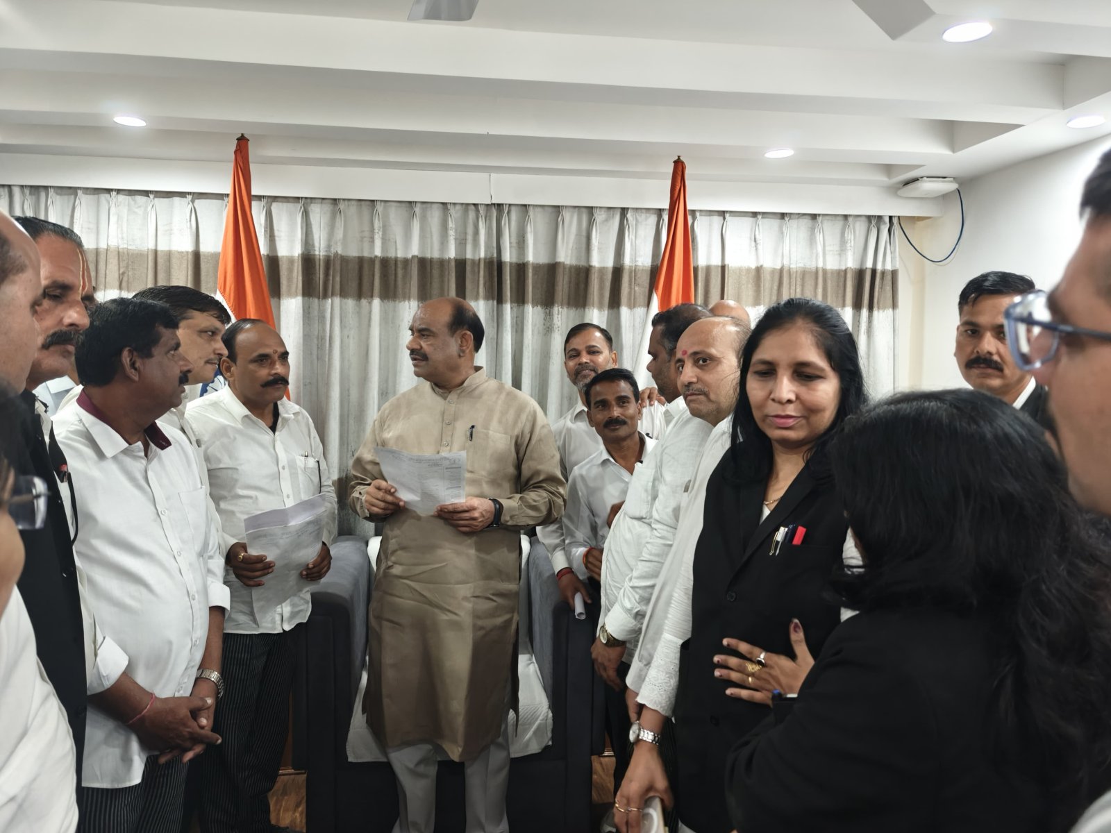 हाई कोर्ट बेंच की मांग को लेकर अध्यक्ष एडवोकेट मनोज पुरी के नेतृत्व में प्रतिनिधि मंडल लोकसभा अध्यक्ष से मिला