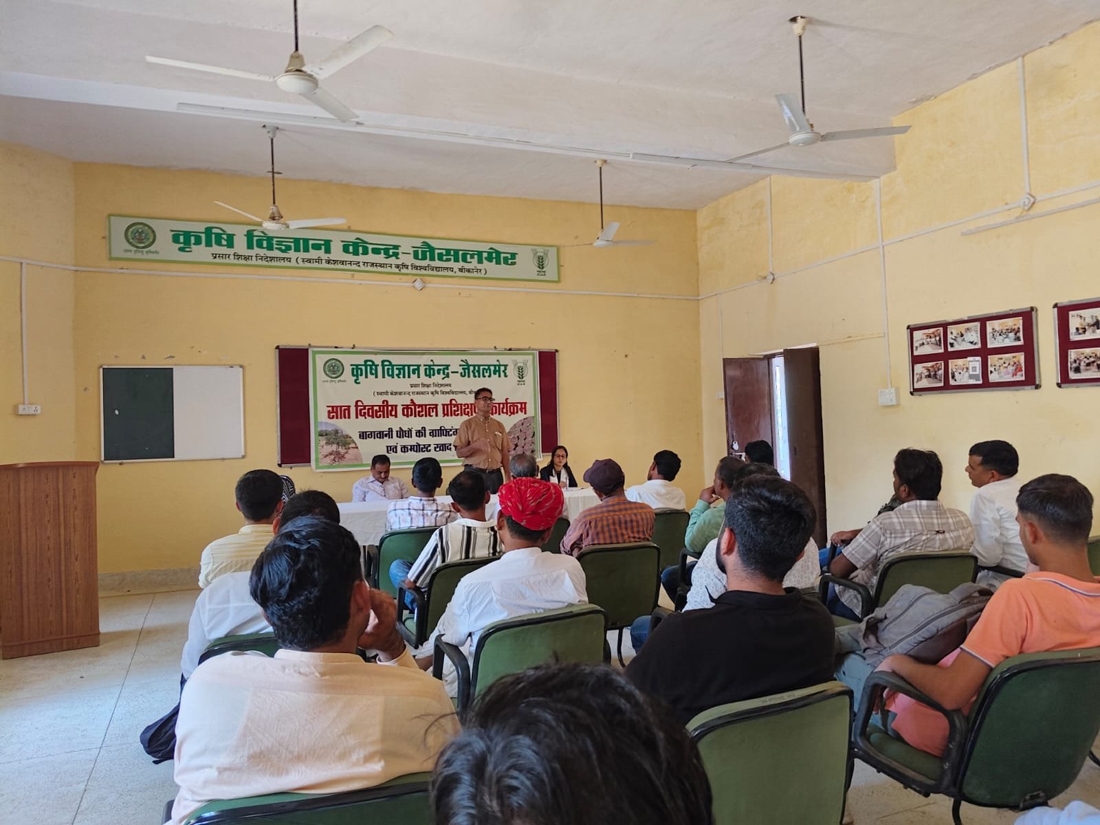 देशी खेजड़ी पर थार शोभा की ग्राफ्टिंग पर किसानो का कौशल प्रशिक्षण