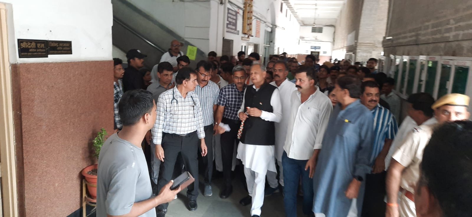 महाराणा प्रताप हवाई अड्डा, डबोक पहुंचे, अशोक गहलोत 