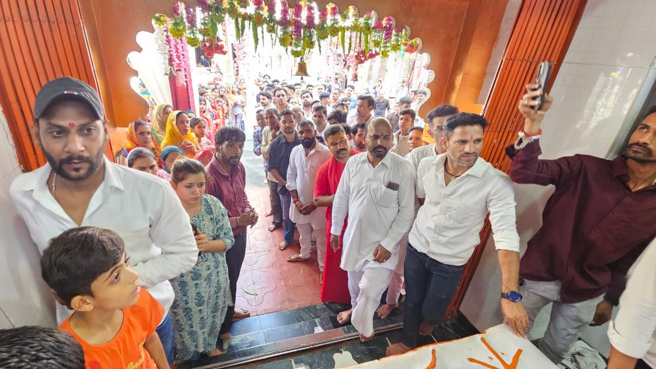 अभिजीत मुहूर्त में माता के मंदिर में हुई घट स्थापना कालकामाता मंदिर में भक्तों का उमड़ा जनसैलाब