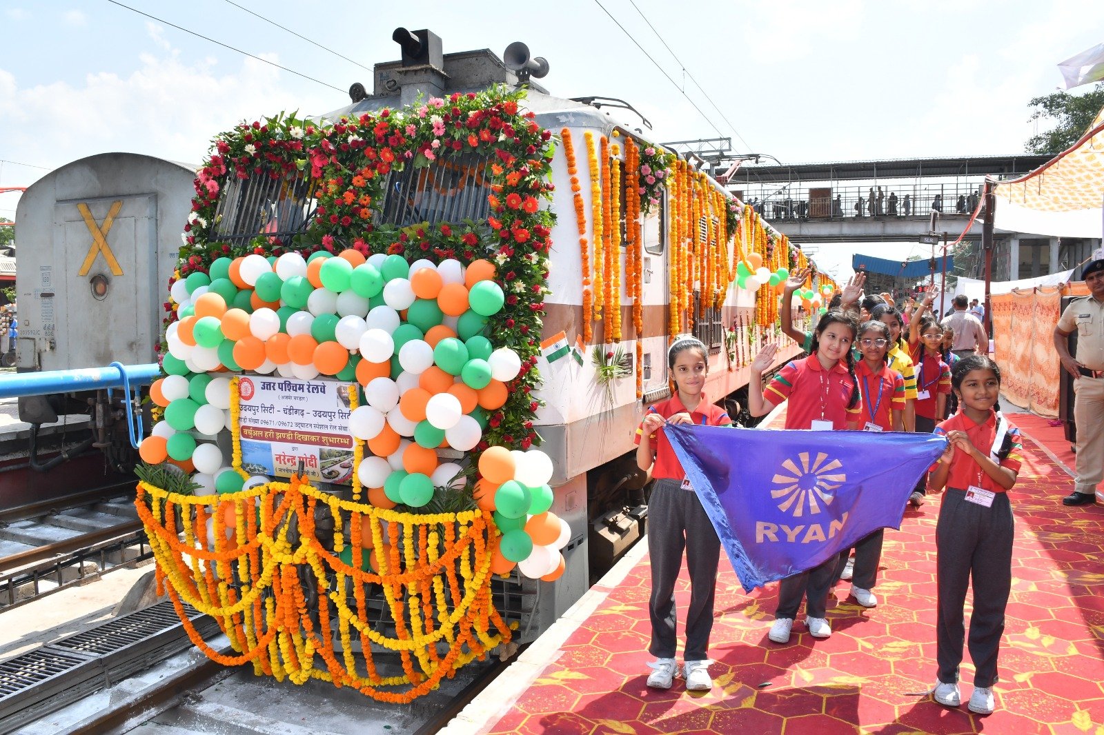 उदयपुर -चंडीगढ़ नई रेल सेवा का शुभारंभ,  प्रधानमंत्री श्री नरेंद्र मोदी ने दिखाई हरी झंडी