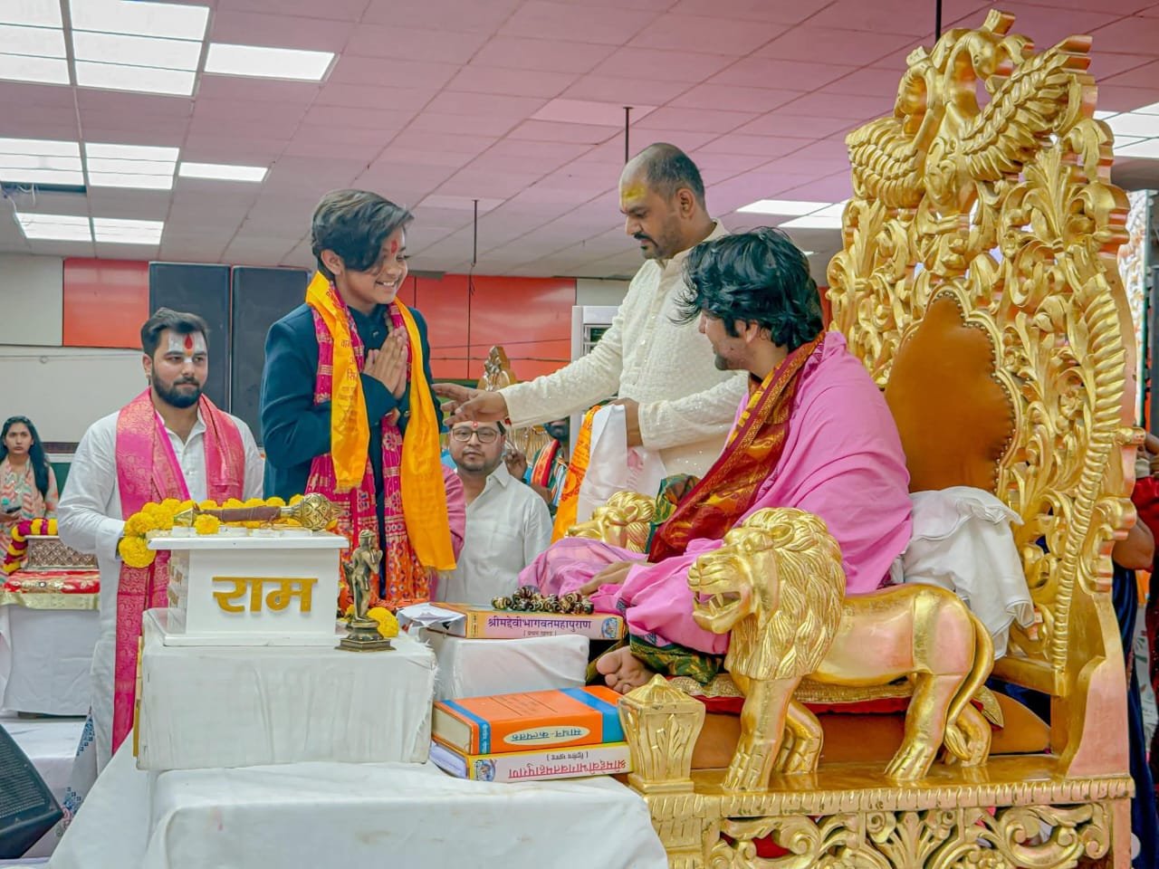 बागेश्वर धाम में आर्यन बाबू के भजनों ने लगाया झूमने पर मजबूर